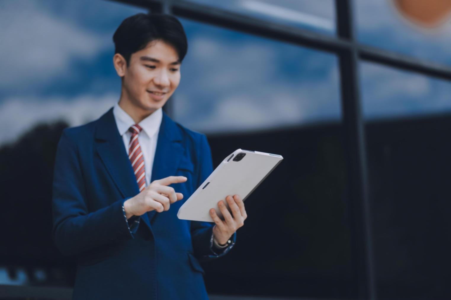 Studenti di fotografia durante una sessione pratica di scatto in esterno con equipaggiamento professionale